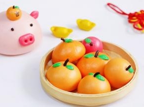 也可以预留出一点面团加黄色色素做成元宝。