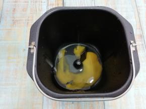 把鸡蛋倒入面包桶