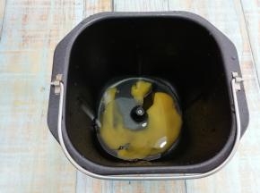 把鸡蛋倒入面包桶