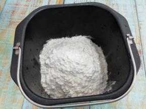 再把面粉倒入面包桶中