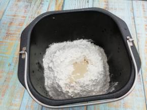 再把酵母倒入中间