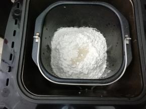 然后把面包桶放入面包机中，用揉面程序有30分钟