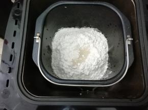 然后把面包桶放入面包机中，用揉面程序有30分钟