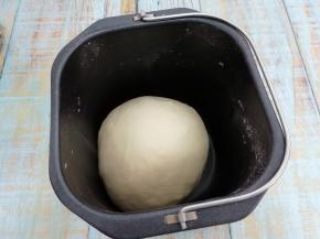 揉好的面团取出整理一下，然后再放回面包桶中进行发酵