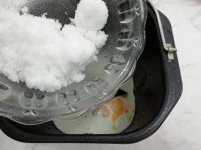 在把白糖倒在一个角上