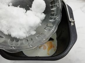 在把白糖倒在一个角上