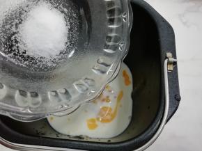 把盐倒在面包桶的另一个角