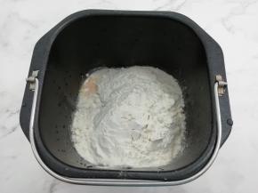 再把面粉放入面包桶中
