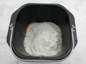 再把面粉放入面包桶中