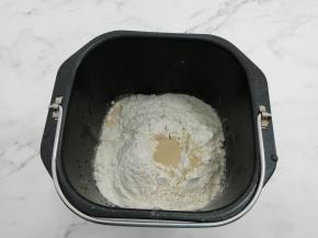 中间挖一个洞，然后把酵母放入