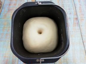 发酵好的面团，用手指戳个洞不回缩即可