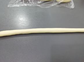 饧好的面团用手搓成长条