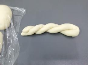 左手往上左右手往下搓，然后拿两头，提起两头自然拧起来