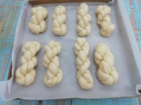 全部做好，以后放在铺有油纸的烤盘上，放在温暖处发酵