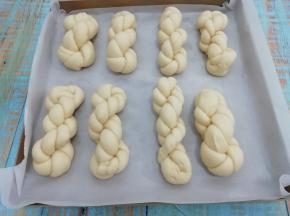 全部做好，以后放在铺有油纸的烤盘上，放在温暖处发酵