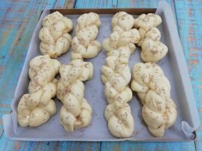 发酵好了取出，然后刷一层鸡蛋液，撒一些熟白芝麻
在放入提前预热好的烤箱中170度，烤20分钟