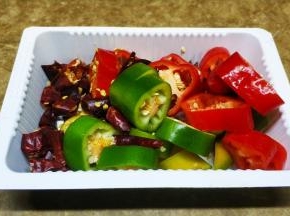 干辣椒、青、红椒切成圈