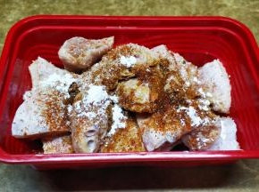 鸡翅对半切开，洗干净沥干水分，用辣椒面、油、盐、糖、淀粉腌制20分钟