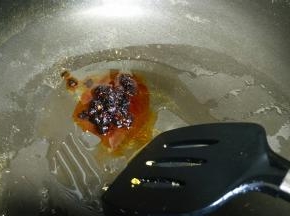 不粘锅下油，放上1勺子老干妈