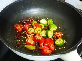 倒入干辣椒、青、红椒圈煸炒出香味