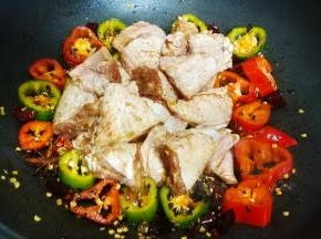 倒入腌好的鸡翅