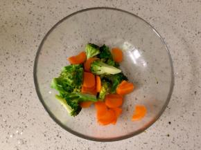 捞出沥水，放入沙拉碗。