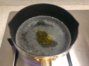 锅里烧开水，倒入少许盐和油。