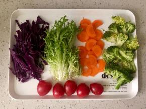 把各种蔬菜切好。