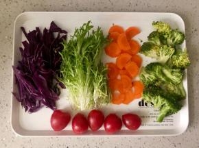 把各种蔬菜切好。