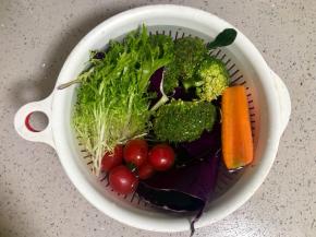 蔬菜洗净，甩干水分。