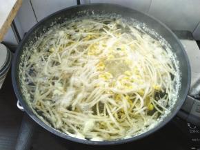 准备一锅清水，沸腾后下豆芽断生。