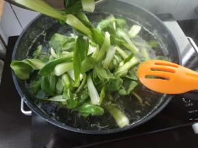 捞出豆芽后，再次把水煮沸，下小油菜。