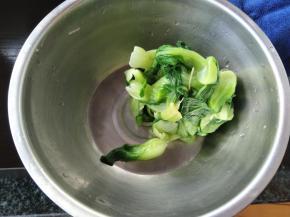 小油菜焯至八分熟捞出过冷水，然后捏干水分。