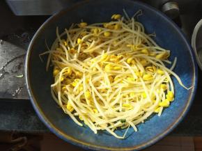 准备一个大碗，把豆芽铺在底部。