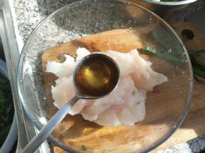 准备一个大碗，倒入鱼片，加入3勺料酒。