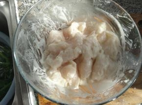 加入淀粉后轻轻抓匀。