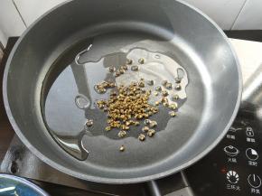 起锅倒入植物油，加入麻椒炒香。