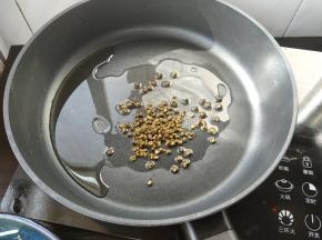 起锅倒入植物油，加入麻椒炒香。
