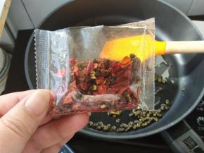 再加入自带的干料包内的材料。