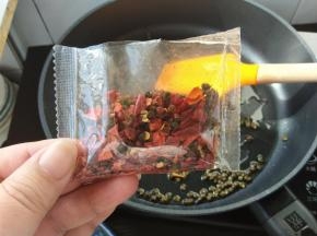 再加入自带的干料包内的材料。