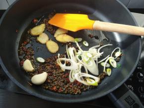 然后加入葱段、姜片、蒜瓣，炒香。