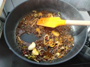 再加入酱料包，炒匀。