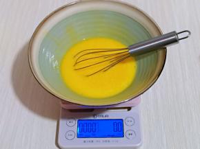 蛋黄与蛋白分离，分别在无油无水的容器中，先做蛋黄糊，蛋黄用手动打蛋器打散。