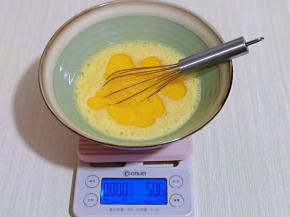 加入花生油，使油与蛋液完全融合再一起，(色拉油也可以，但是一定要无味的)不建议使用黄油或橄榄油。
