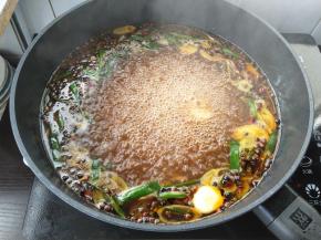 倒入清水，大火煮开。