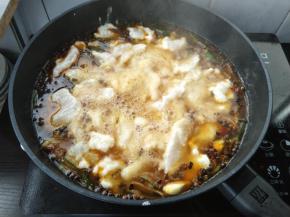 鱼片全部下入锅内，转大火煮开。