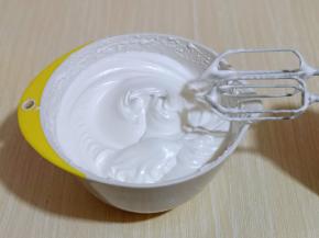 电动打蛋器高速打发，打至湿性发泡时加入最后的三分之一糖，，继续打发至蛋白出现细腻的纹路，将电动打蛋器调低速打发一会儿，感觉有些阻力时，就可以停止打发，以免消泡，提起打蛋器有微微的弯勾即可！