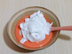 取三分之一的蛋白霜加入蛋黄糊中，翻拌手法直至看不到蛋白霜。