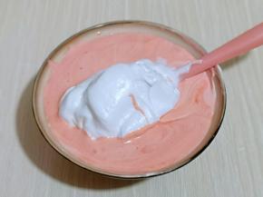 再取三分之一的蛋白霜加入蛋黄糊中，继续上面的手法，翻拌直至看不到蛋白霜。