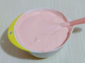 最后将蛋黄糊倒入蛋白霜的容器中，继续翻拌手法，直至看不到蛋白霜即可。